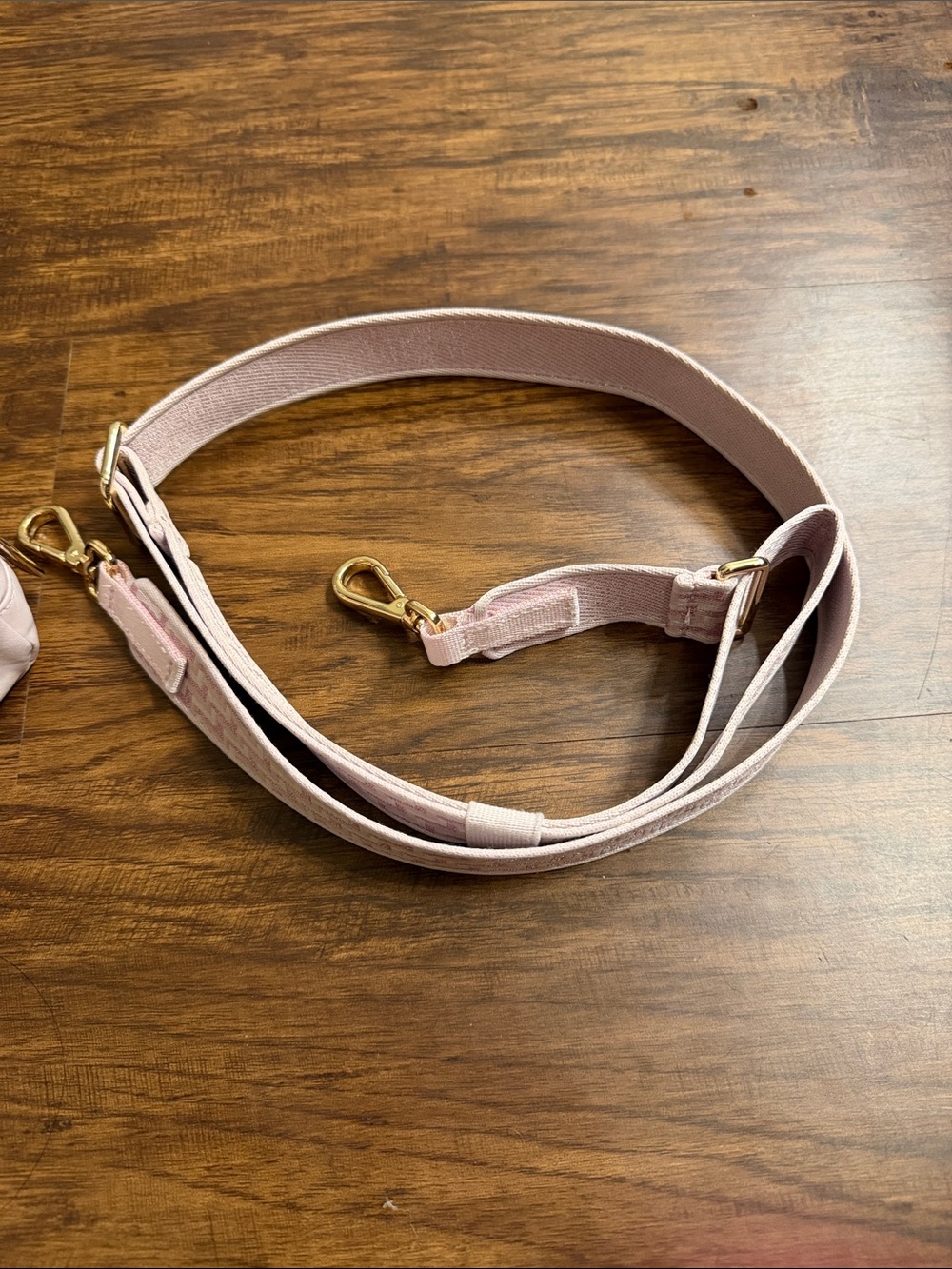lululemon Everywhere crossbody bag - Blissful pink with Gold Hardware - Picture 12 of 14